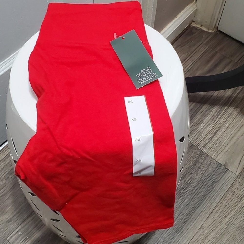 💃 Red Wild Fable Short Leggings Size XS 🌴